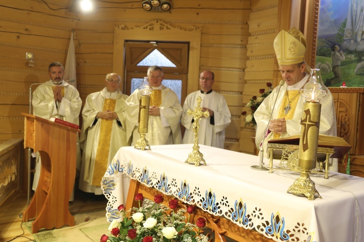 Poświęcenie odbudowanego po pożarze kościoła na Stecówce