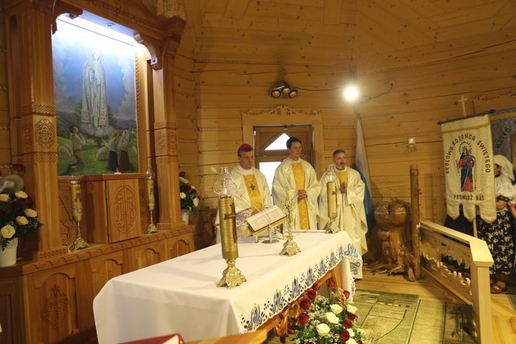 Poświęcenie odbudowanego po pożarze kościoła na Stecówce