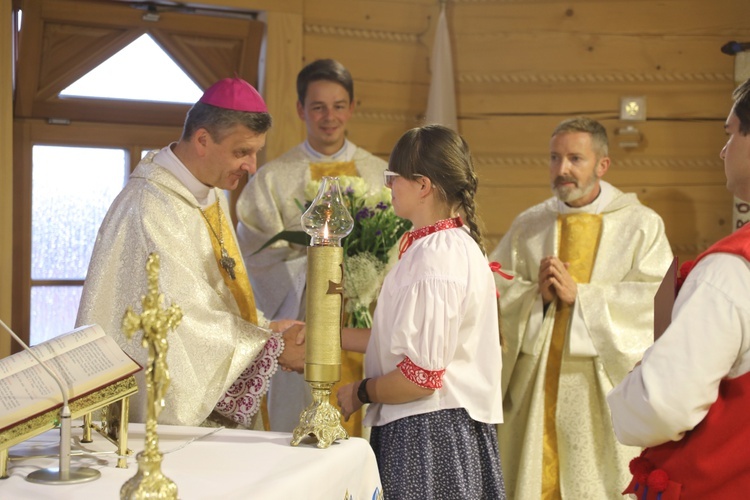 Poświęcenie odbudowanego po pożarze kościoła na Stecówce