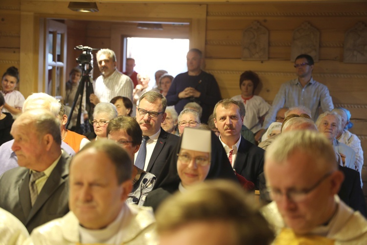 Poświęcenie odbudowanego po pożarze kościoła na Stecówce