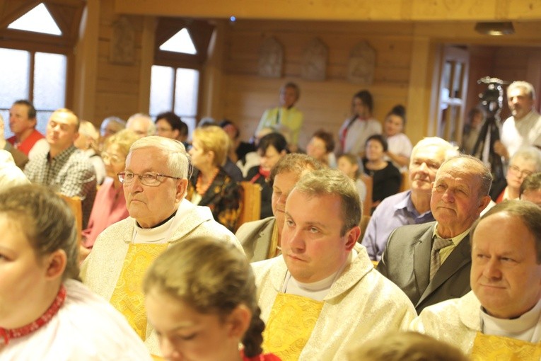 Poświęcenie odbudowanego po pożarze kościoła na Stecówce