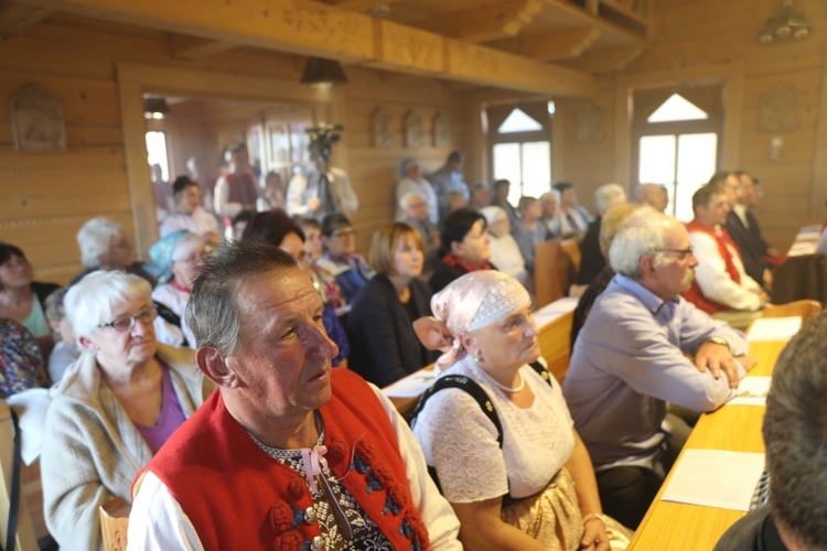 Poświęcenie odbudowanego po pożarze kościoła na Stecówce