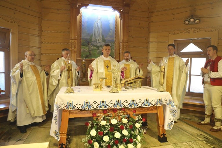 Poświęcenie odbudowanego po pożarze kościoła na Stecówce