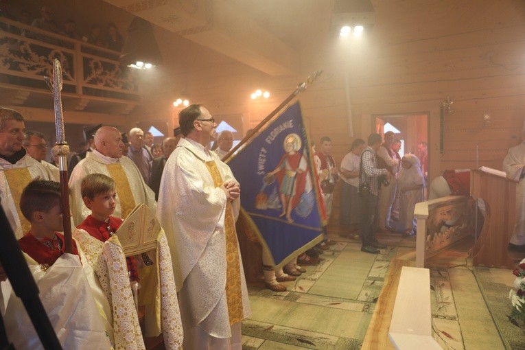 Poświęcenie odbudowanego po pożarze kościoła na Stecówce