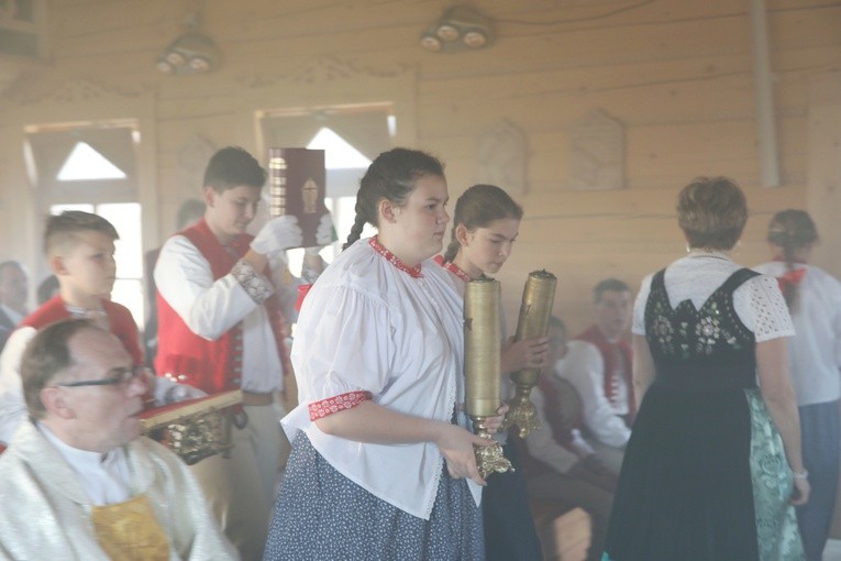 Poświęcenie odbudowanego po pożarze kościoła na Stecówce