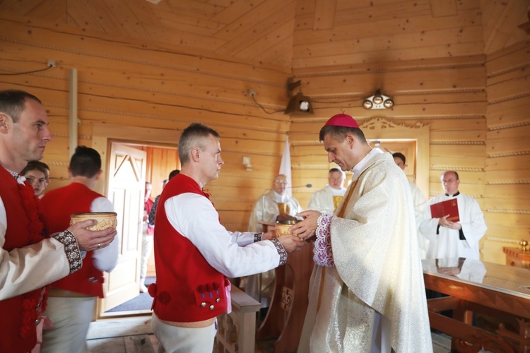 Poświęcenie odbudowanego po pożarze kościoła na Stecówce