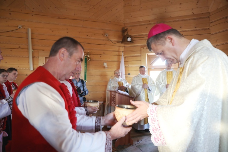 Poświęcenie odbudowanego po pożarze kościoła na Stecówce