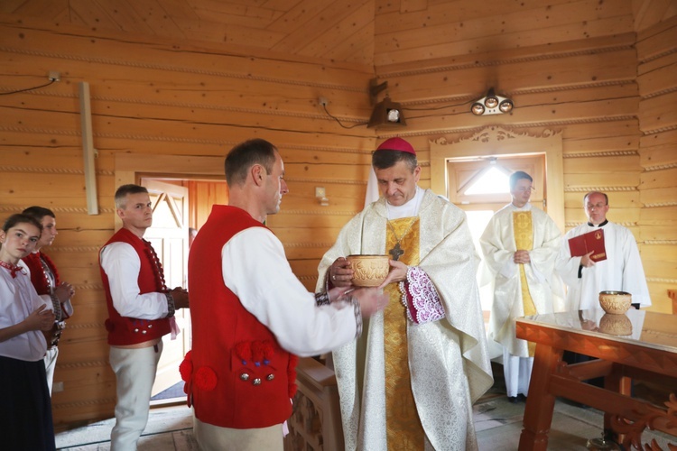 Poświęcenie odbudowanego po pożarze kościoła na Stecówce