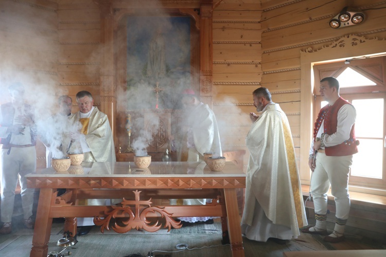 Poświęcenie odbudowanego po pożarze kościoła na Stecówce