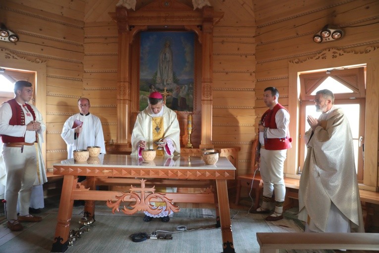 Poświęcenie odbudowanego po pożarze kościoła na Stecówce