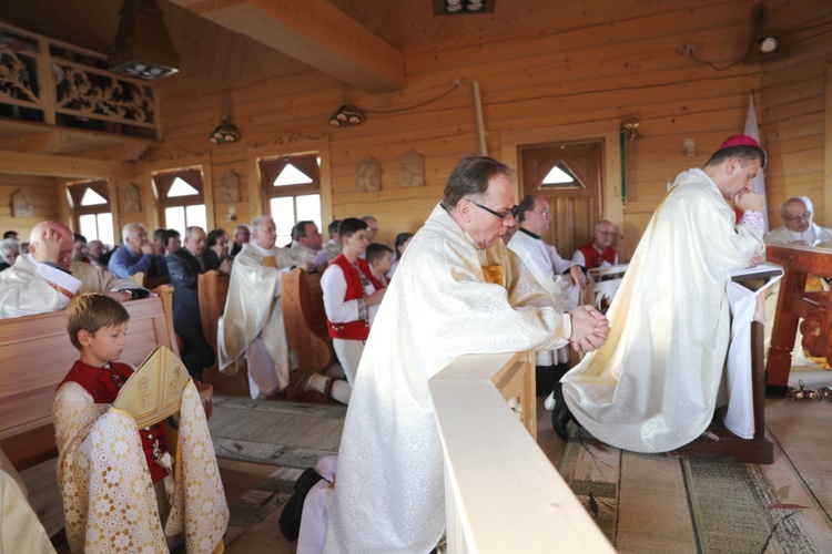 Poświęcenie odbudowanego po pożarze kościoła na Stecówce