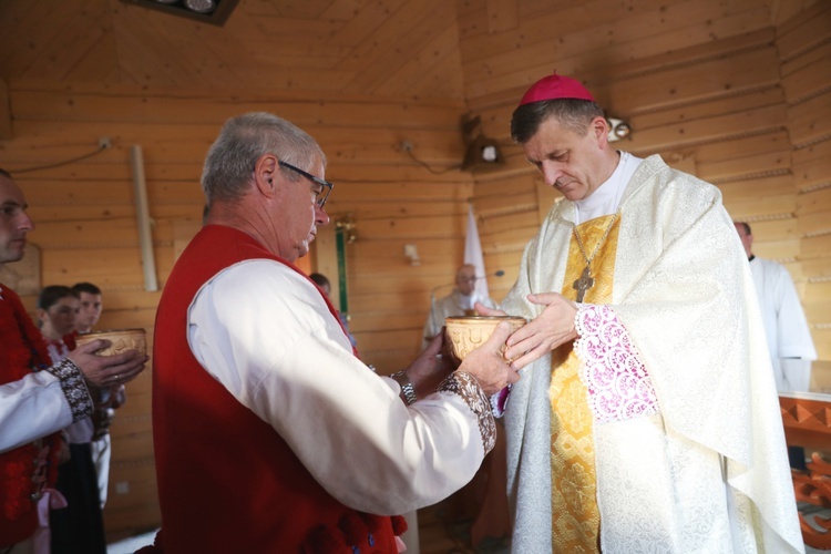 Poświęcenie odbudowanego po pożarze kościoła na Stecówce