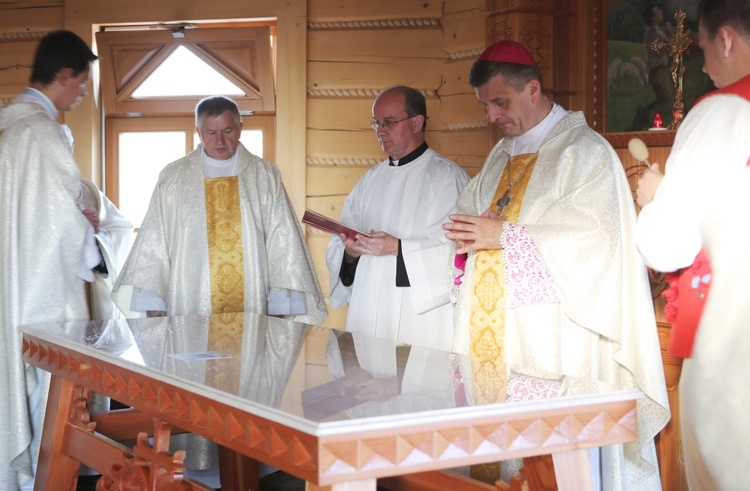 Poświęcenie odbudowanego po pożarze kościoła na Stecówce