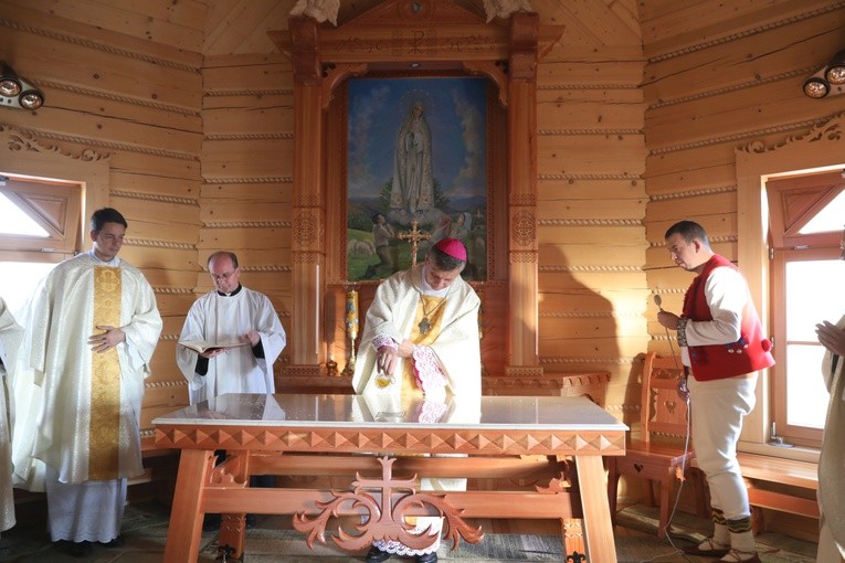 Poświęcenie odbudowanego po pożarze kościoła na Stecówce
