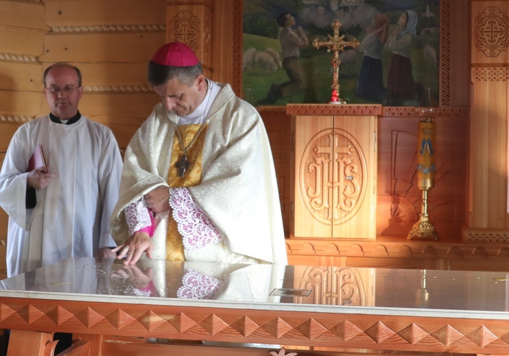 Poświęcenie odbudowanego po pożarze kościoła na Stecówce