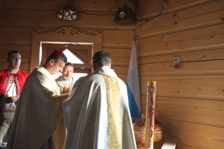 Poświęcenie odbudowanego po pożarze kościoła na Stecówce