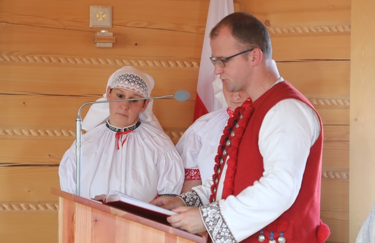 Poświęcenie odbudowanego po pożarze kościoła na Stecówce