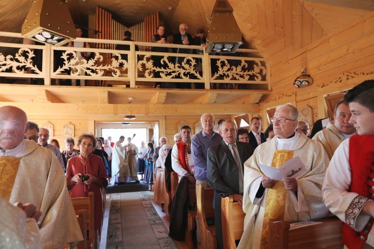 Poświęcenie odbudowanego po pożarze kościoła na Stecówce