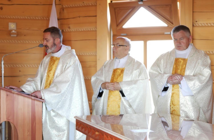 Poświęcenie odbudowanego po pożarze kościoła na Stecówce