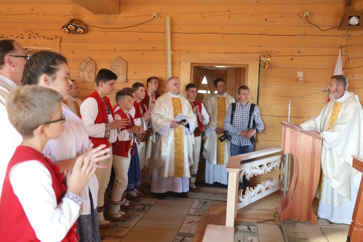 Poświęcenie odbudowanego po pożarze kościoła na Stecówce