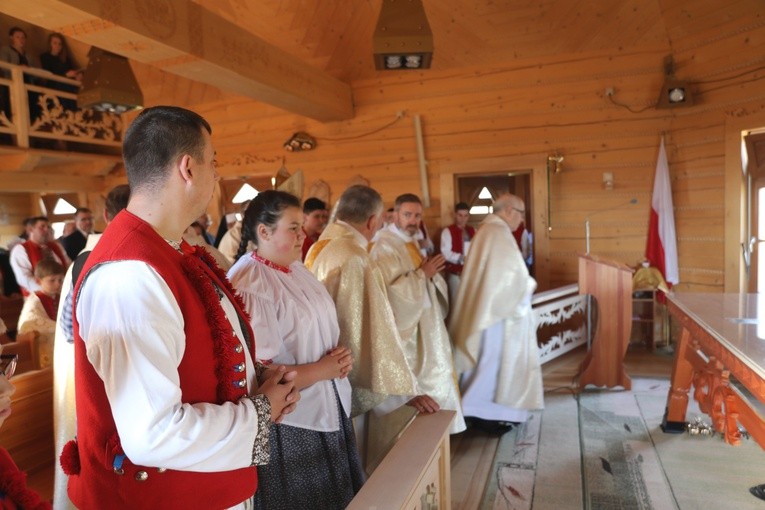 Poświęcenie odbudowanego po pożarze kościoła na Stecówce