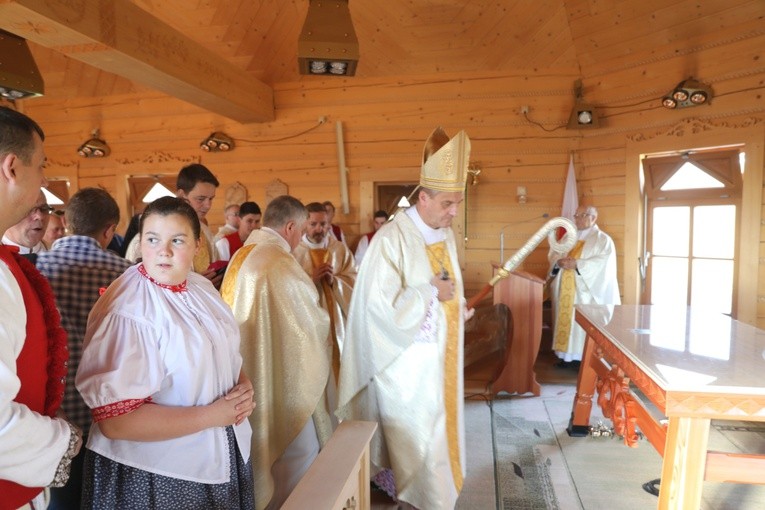 Poświęcenie odbudowanego po pożarze kościoła na Stecówce