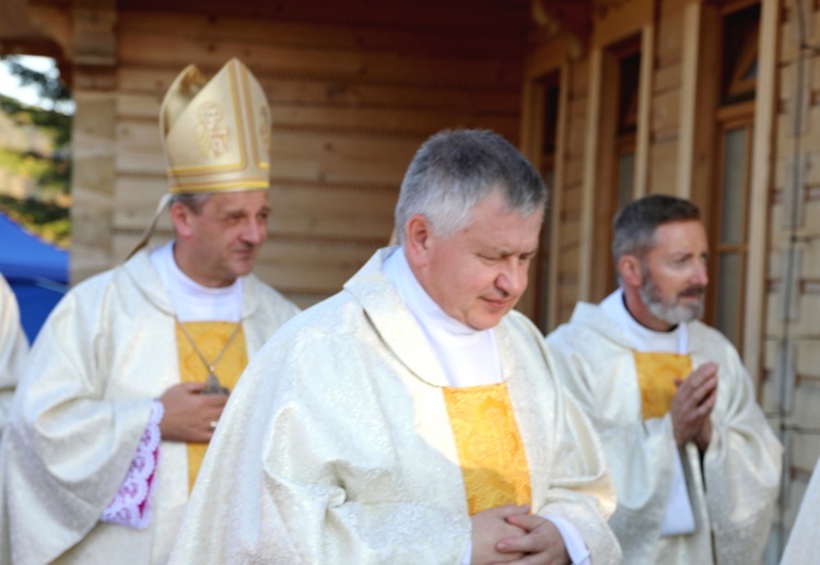 Poświęcenie odbudowanego po pożarze kościoła na Stecówce