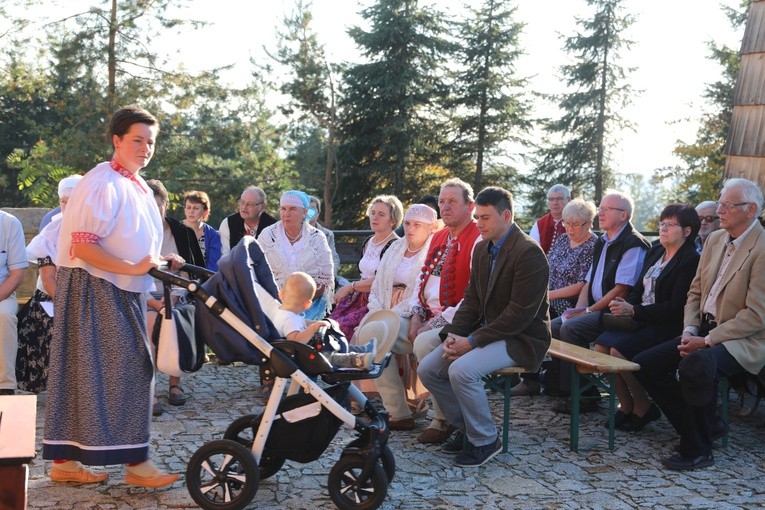 Poświęcenie odbudowanego po pożarze kościoła na Stecówce