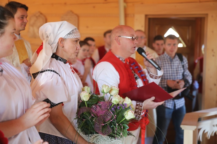 Poświęcenie odbudowanego po pożarze kościoła na Stecówce