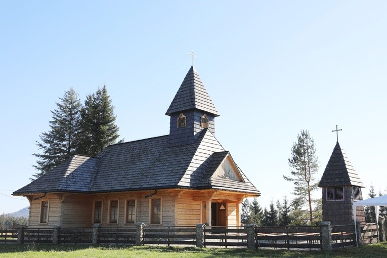 Poświęcenie odbudowanego po pożarze kościoła na Stecówce
