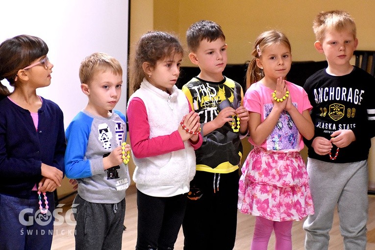 Milion dzieci modli się na różańcu o pokój