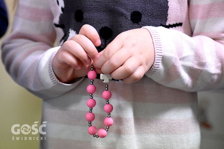 Milion dzieci modli się na różańcu o pokój