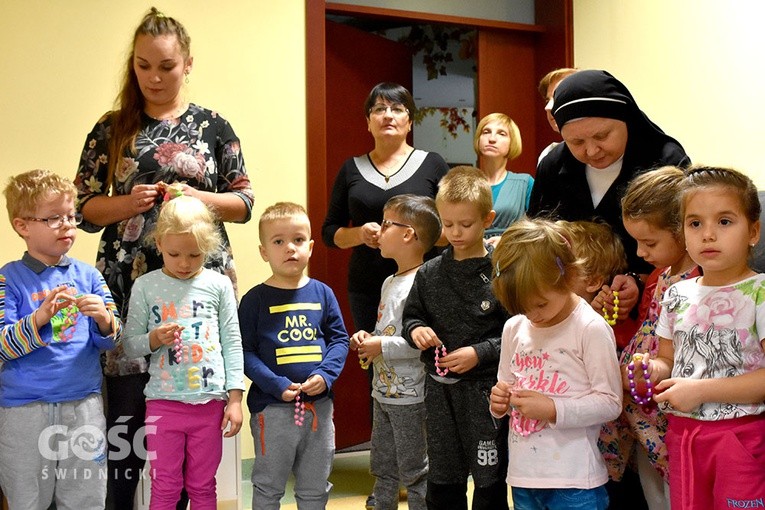 Milion dzieci modli się na różańcu o pokój