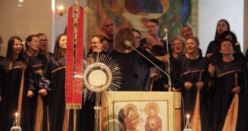 Grace Gospel Choir z Sopotu podczas modlitwy uwielbienia w jednej z poprzednich edycji "Uwielbienia 24H"