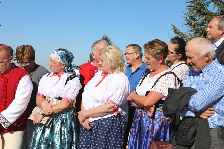 Pomnik św. Jana Pawła II na Ochodzitej w Koniakowie