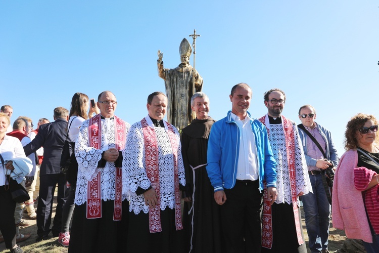 Pomnik św. Jana Pawła II na Ochodzitej w Koniakowie