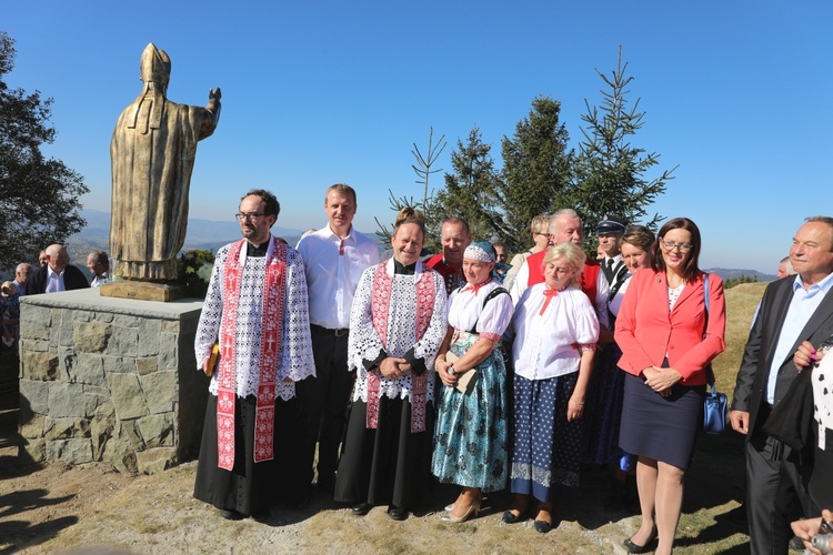 Pomnik św. Jana Pawła II na Ochodzitej w Koniakowie