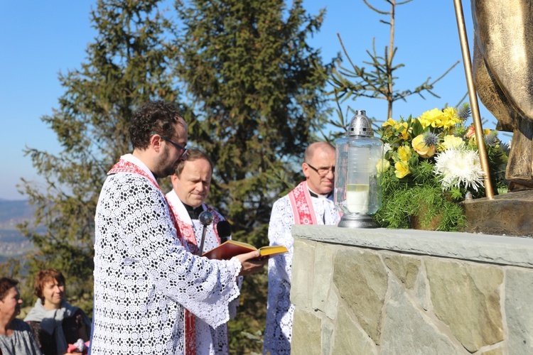 Pomnik św. Jana Pawła II na Ochodzitej w Koniakowie