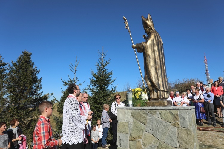 Pomnik św. Jana Pawła II na Ochodzitej w Koniakowie