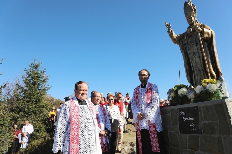 Pomnik św. Jana Pawła II na Ochodzitej w Koniakowie