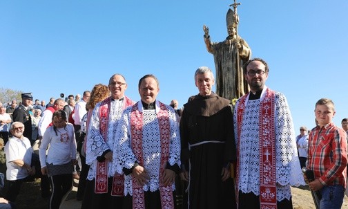 Księża po poświęceniu monumentu