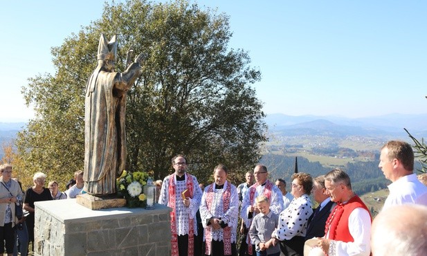 Papieski pomnik zwrócony jest w kierunku północnym,  a przed nim, u stóp Ochodzitej rozciąga się Koniaków, a dalej Istebna...