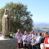 Papieski pomnik zwrócony jest w kierunku północnym,  a przed nim, u stóp Ochodzitej rozciąga się Koniaków, a dalej Istebna...