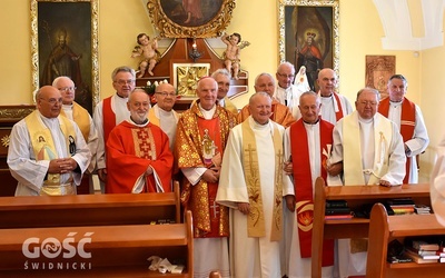 Pamiątkowe wspólne zdjęcie przybyłych kapłanów