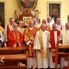 Pamiątkowe wspólne zdjęcie przybyłych kapłanów