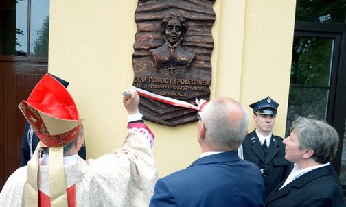 W Kozienicach, rodzinnym mieście Kazimiery Gruszczyńskiej, bp Henryk Tomasik poświęcił tablicę w domu opieki, noszącym jej imię
