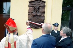 W Kozienicach, rodzinnym mieście Kazimiery Gruszczyńskiej, bp Henryk Tomasik poświęcił tablicę w domu opieki, noszącym jej imię