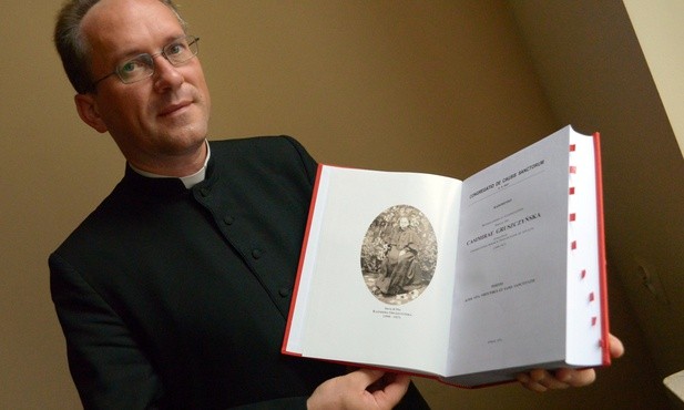 Ks. Albert Warso z ponad 600-stronicowym dokumentem przygotowanym na watykańskim etapie procesu matki Kazimiery