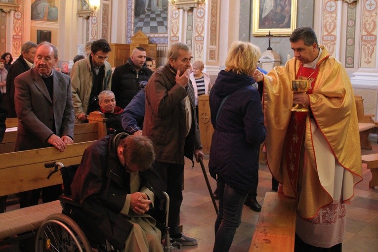 Bp Wojciech Osial udziela Komunii św.