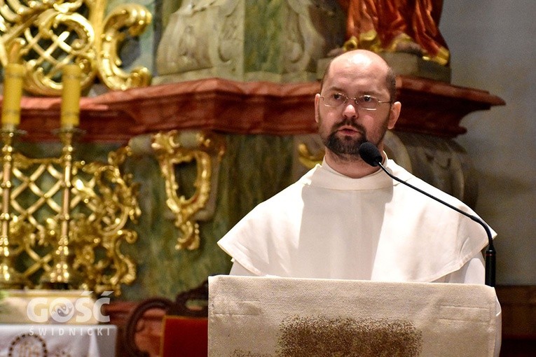 O. Tomasz Tlałka głoszący konferencję